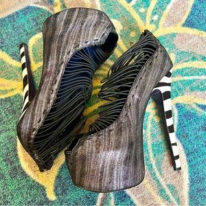 LONDON TRASH - LT. CRUSH Size 8 zebra heel